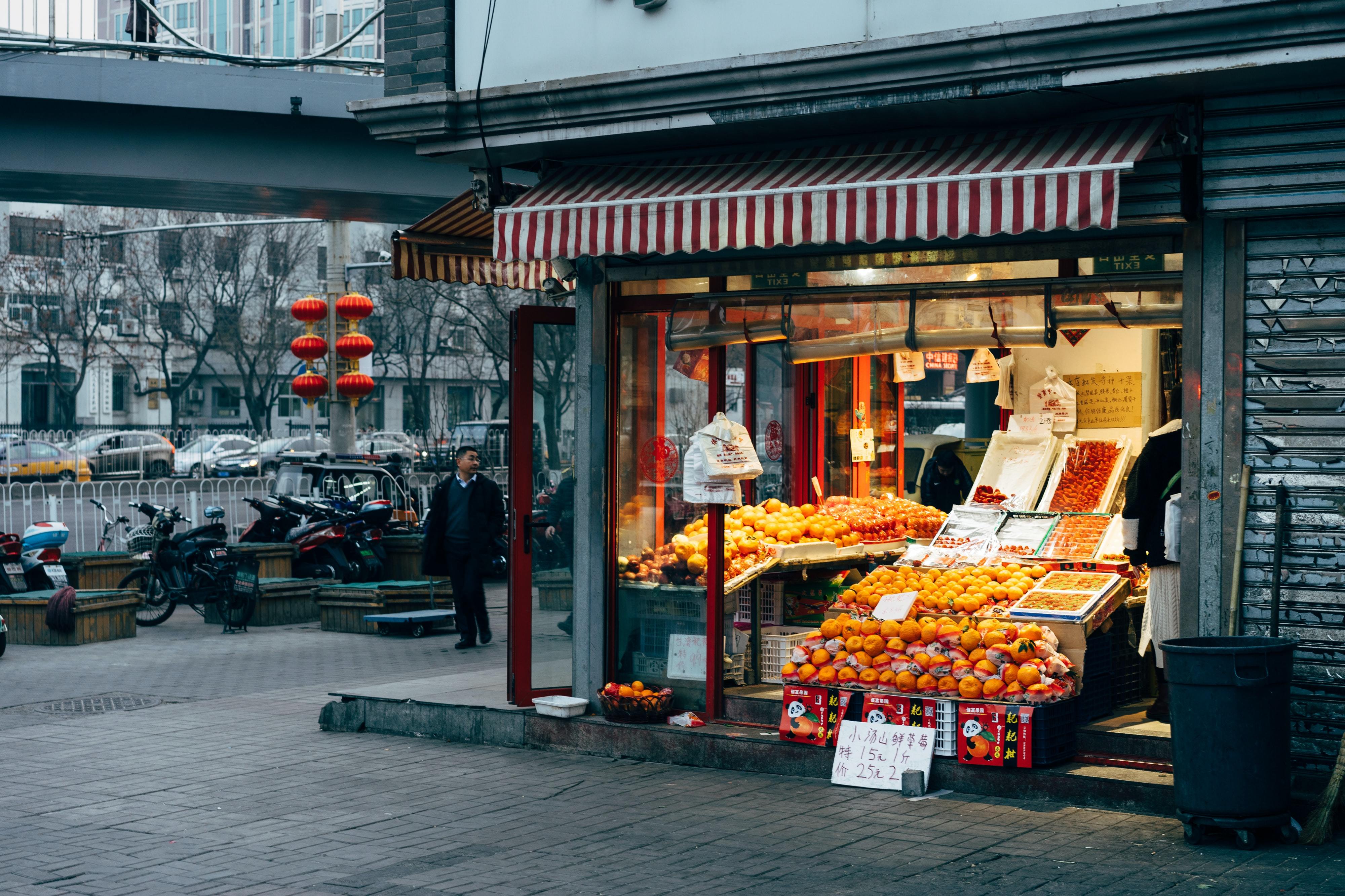 illuminated-fruit-market-in-hong-kong